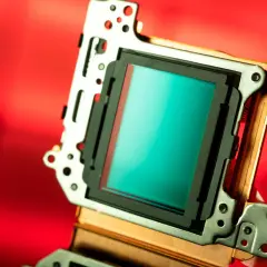 Sensor de cámara con superficie turquesa brillante. Los pequeños puntos que componen la imagen, que son los megapíxeles, capturan la luz para crear detalles.