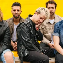 Zespół Nothing But Thieves na żółtym tle.