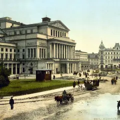 Teatr Wielki w Warszawie z epoki, z dorożkami i przechodniami na brukowanej ulicy.