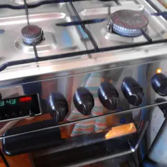 Instrukcja piekarnika Mastercook Wrozamet. Cyfrowy wyświetlacz pokazuje 13:43 i 100°C. Dwie lampki kontrolne świecą się na pomarańczowo i czerwono.