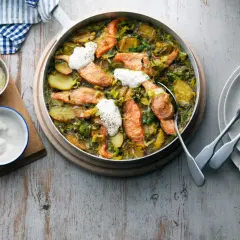 En härlig laxrätt med potatis och purjolök, toppad med en klick gräddfil. Ett perfekt lax recept för en mysig middag.