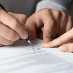 Signature sur un document, peut-être une lettre recommandée pour un préavis.