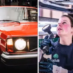 Röd veteranbil med ålder i verkstad. En kvinna inspekterar under bilen.