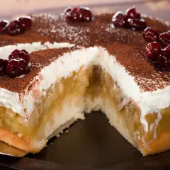 Pyszna szarlotka królewska z bitą śmietaną, kakao i wiśniami. Kawałek ciasta już zniknął!