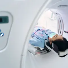 Ein Patient liegt in einem MRT-Gerät. Die Kernspintomographie ist eine bildgebende Untersuchungsmethode.