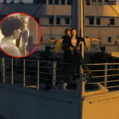 Para z Titanica w ikonicznej pozie, a w kółku wokalista nagrywający piosenkę.