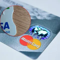 Zbliżenie na kartę Visa i Mastercard. Czy za kartę kredytową się płaci? Tak, ale nie za samą kartę, tylko za zakupy nią.