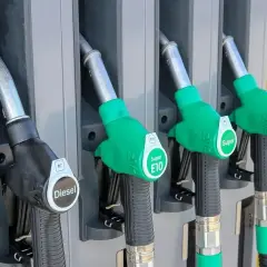 Pistolety do tankowania: Diesel, Super E10, Super, Super Plus. Zastanawiasz się, jak spuścić paliwo z baku? To nie jest zalecane.