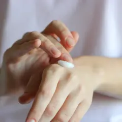 Jak dbać o skórki przy paznokciach, aby uniknąć pęknięć i infekcji