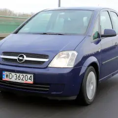 Niebieski Opel Meriva 1.7 CDTI jedzie po moście.