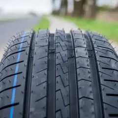 Nowe opony 195/65 R15 gotowe na drogę. Zastanawiasz się, jakie ciśnienie w oponach 195/65 R15 jest optymalne?
