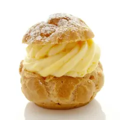 Un déliceux chou à la crème, saupoudré de sucre glace, avec une généreuse garniture de crème pâtissière onctueuse.