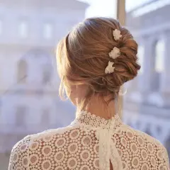 Fryzura boho z warkoczem i kwiatami, widok z tyłu.