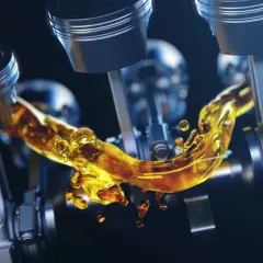 Pistones de motor con aceite dorado fluyendo. Un nivel aceite coche alto es crucial para la lubricación.
