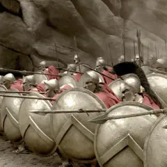 Soldados espartanos en formación, listos para la batalla de Pidna. Escudos y lanzas apuntan al frente.