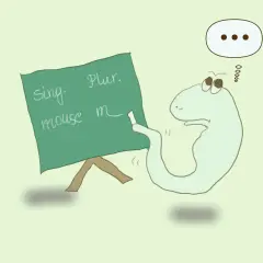 Uroczy stworek uczy się o liczbie mnogiej w języku angielskim, pisząc na tablicy "mouse m...".