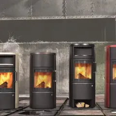 Sechs moderne Kaminöfen in verschiedenen Farben, alle mit sichtbarem Feuer. Ein Modell trägt die Bezeichnung "Hark 34 Zulassung".