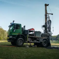 Ciężarówka z wiertnicą na działce, gotowa do wiercenia studni. Tak można znaleźć wodę na działce.