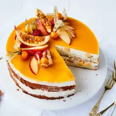 Eine köstliche Pfirsich Maracuja Torte, verziert mit frischen Früchten und Physalis. Ein Genuss für Augen und Gaumen!