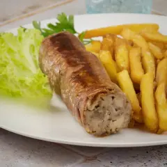 Une belle andouillette grillée avec des frites croustillantes et une feuille de laitue fraîche. Un plat simple et savoureux.
