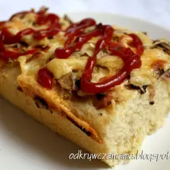 Ile piec pizzę na cieście drożdżowym? Odkryj czas i temp. na chrupiący spód!