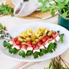 Köstliches italienisches Fingerfood auf Spießen: Tortellini, Oliven, Kirschtomaten, Mozzarella und Salami. Perfekt für jede Party!