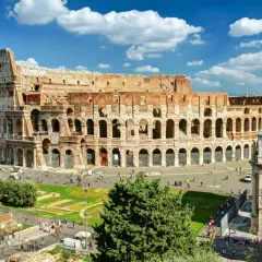 Le Colisée de Rome, un monument historique impressionnant, attire des visiteurs du monde entier. Un jour parfait pour visiter le Colisée à Rome.