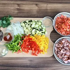 Składniki na leczo: papryka, cukinia, cebula, pomidory, kiełbasa, czosnek, koncentrat pomidorowy i przyprawy.