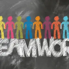 Bunte Figuren stehen für lustige Klassenspiele in der Grundschule und bilden das Wort TEAMWORK.