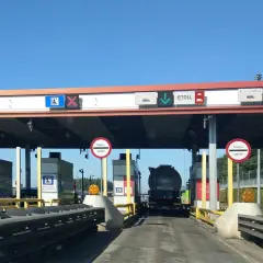 Bramki e-TOLL na A4. Kierowca ciężarówki zbliża się do punktu poboru opłat.