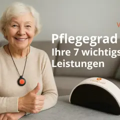 Lächelnde ältere Frau mit Notrufknopf gibt Daumen hoch. Text: Pflegegrad 1: Ihre 7 wichtigsten Leistungen. Entlastungsbetrag nutzen.