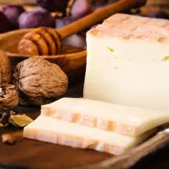 Formaggi a latte crudo, noci e prugne, un piacere per grandi e bambini.
