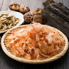 Suszone ryby, grzyby shiitake i wodorosty kombu – składniki bogate w smak umami, tworzące bazę dla wywarów.