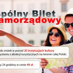 Szczęśliwi turyści z mapą, korzystający z oferty "Wspólny Bilet Samorządowy" na zwiedzanie Polski.
