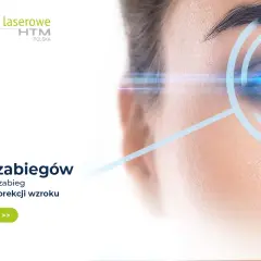 Sprawdź, ile kosztuje laserowa korekcja wzroku. Zbliżenie na oko z tablicą Snellena i symulacją zabiegu.