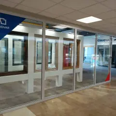 Witryna salonu okien i drzwi z ekspozycją produktów.