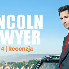 Mickey Haller, prawnik z Lincolna, w garniturze i czerwonym krawacie, na tle błękitnego nieba i kalifornijskiego wybrzeża.