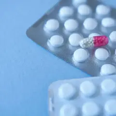 Dwie blistry tabletek, jedna z kolorową kapsułką. Zastanawiasz się, **pulnozin na co**?