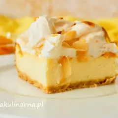 Pyszny sernik z brzoskwiniami przepis. Kremowy, puszysty sernik z kawałkami brzoskwiń i chrupiącą bezą. Idealny na deser!