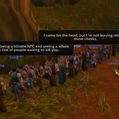 Długa kolejka graczy w grze, czekających na zabicie NPC. Humorystyczne dialogi sugerują, że to część "burning crusade".
