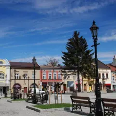 Rynek w miasteczku z browarem Okocim. Kolorowe kamieniczki, kościół i ławki zapraszają do odpoczynku.