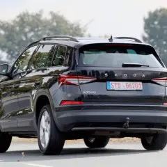 Svart Skoda Kodiaq kör på en landsväg. En snål bil som är perfekt för familjen och äventyr.