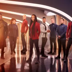 Star Trek Discovery obsada w futurystycznych strojach, gotowa na nowe misje.