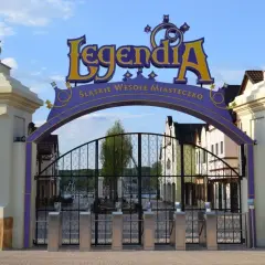 Brama wejściowa do Legendii, Śląskiego Wesołego Miasteczka w Chorzowie, z napisem i bramkami biletowymi.