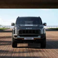 Nowy Kia Tasman gotowy na przygodę nad oceanem.