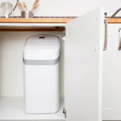Un adoucisseur nouvelle génération, blanc et compact, est discrètement installé sous l'évier de la cuisine.