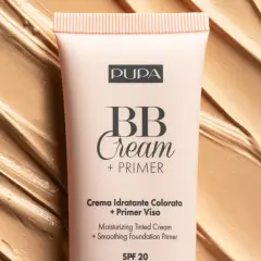 Tubo di BB Cream Pupa su sfondo di texture cremosa. Scopri come mettere la bb cream per un incarnato perfetto.