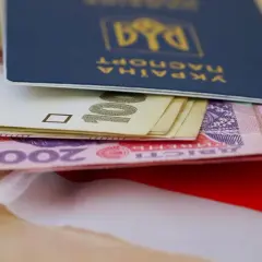 Ukraiński paszport z pieniędzmi, symbolizujący nadzieję na godną emeryturę dla Ukraińców.