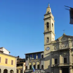 Il centro storico di Montevarchi con la sua torre campanaria e la chiesa illuminati dal sole.