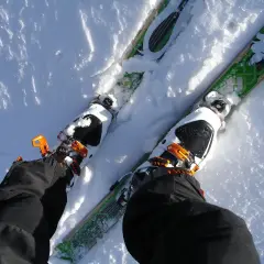 Buty skiturowe z wiązaniami zjazdowymi? Sprawdź, zanim zaryzykujesz!